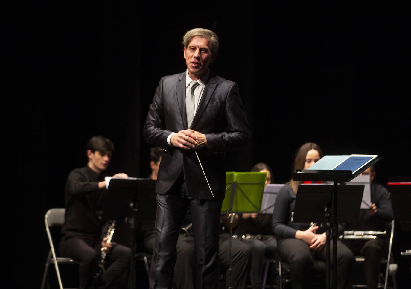 El Teatro Zorrilla ha inaugurado las fiestas navideñas con Joaquín Diaz como pregonero, y la presencia, entre otros, de la Asociación de belenistas o la Banda de Música de Pollos