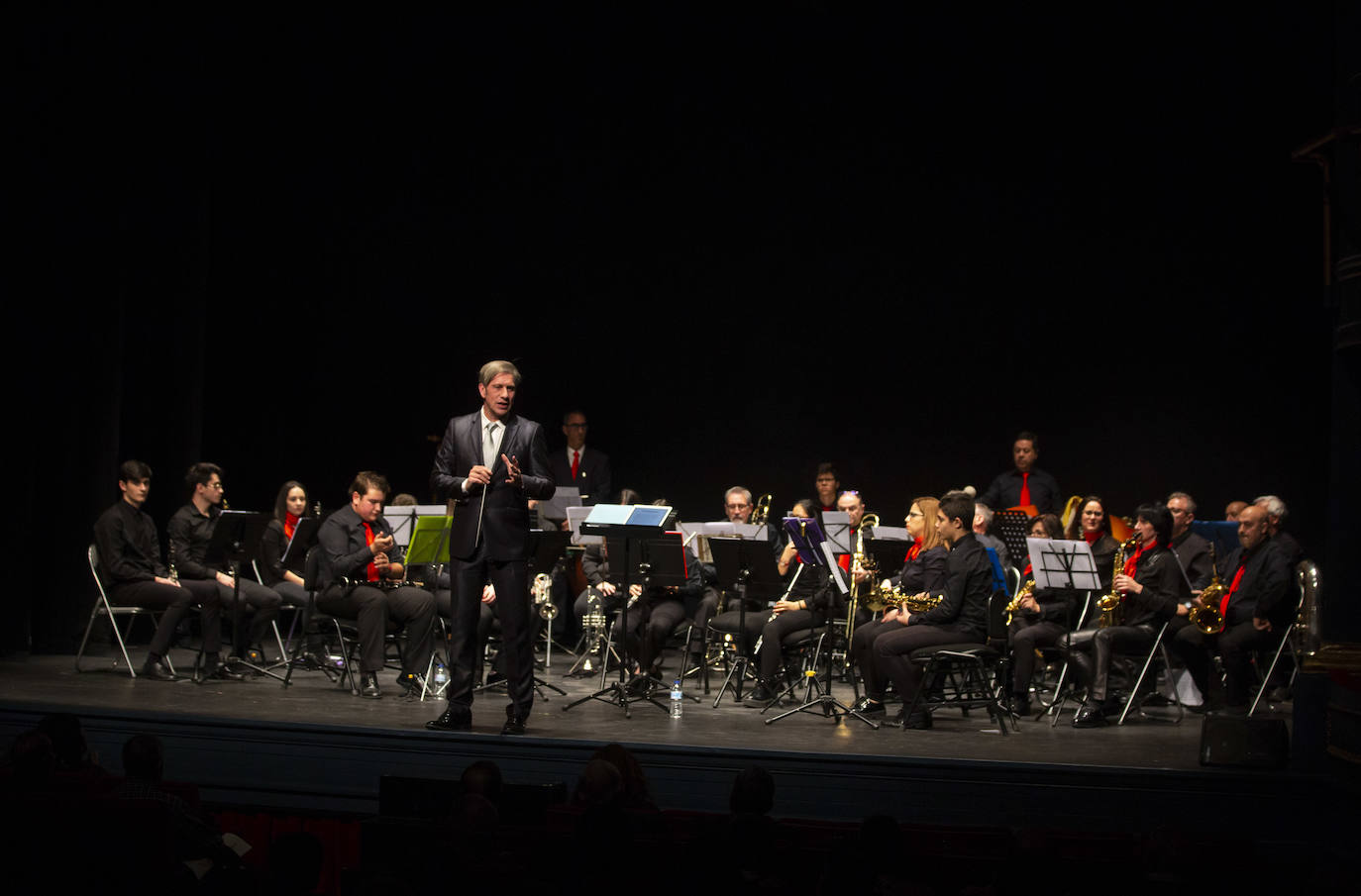 El Teatro Zorrilla ha inaugurado las fiestas navideñas con Joaquín Diaz como pregonero, y la presencia, entre otros, de la Asociación de belenistas o la Banda de Música de Pollos