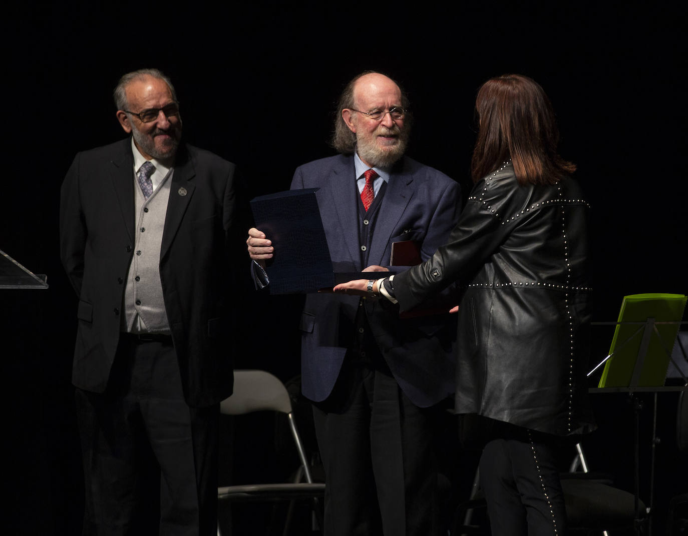 El Teatro Zorrilla ha inaugurado las fiestas navideñas con Joaquín Diaz como pregonero, y la presencia, entre otros, de la Asociación de belenistas o la Banda de Música de Pollos