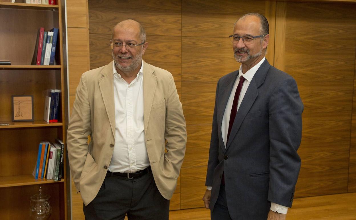 El presidente de las Cortes de Castilla y León, Luis Fuentes junto al vicepresidente de la Junta, Francisco Igea. 