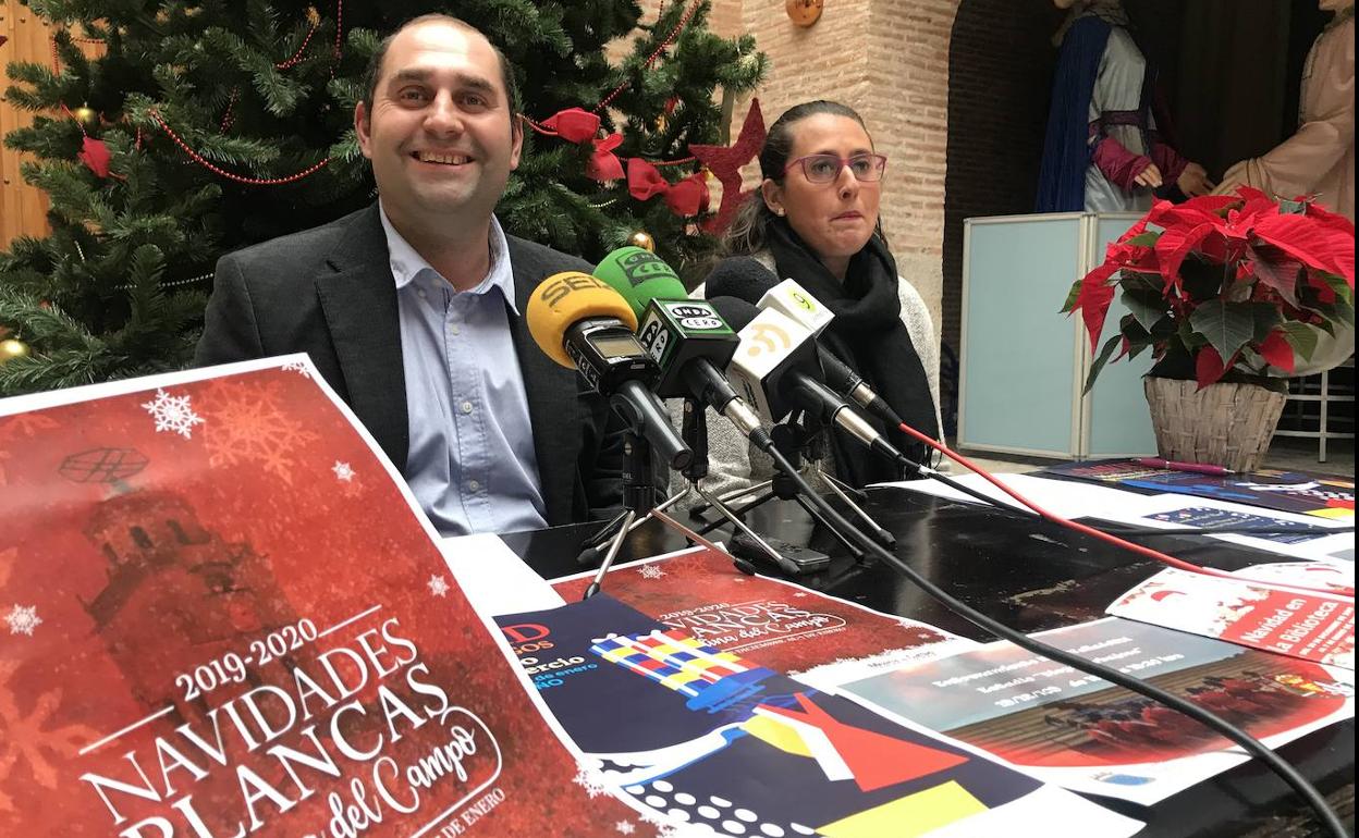 El concejal de Festejos, Juan Antonio Pisador, y la edil de Desarrollo Local, Patricia Carreño, durante la presentación de la programación de Navidad. 