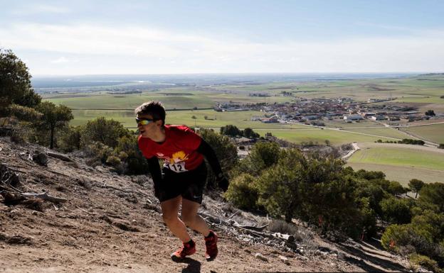 Un deportista en la zona de Torozos, con Geria al fondo. 