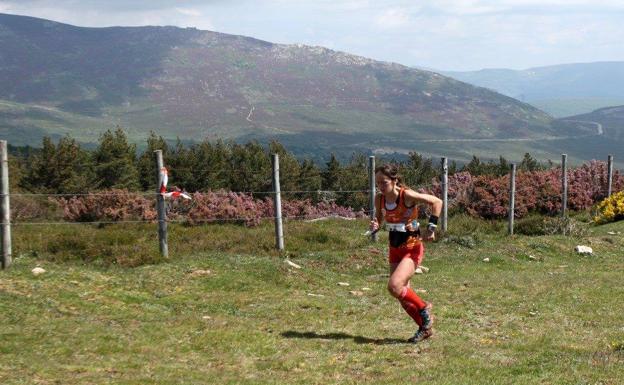 Ascenso por una vereda hasta el Pico Valdecebollas. 