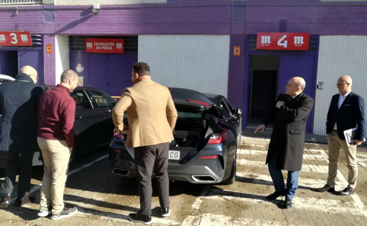 Ronaldo, de espaldas, abandona el estadio tras asistir a la Junta de Accionistas. 