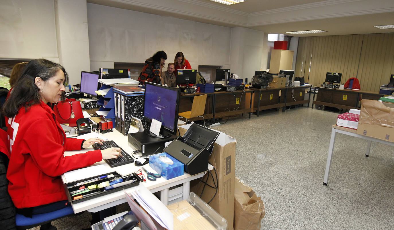 Los voluntarios de Cruz Roja trabajan ya en el edificio de Manuel Rivera. 