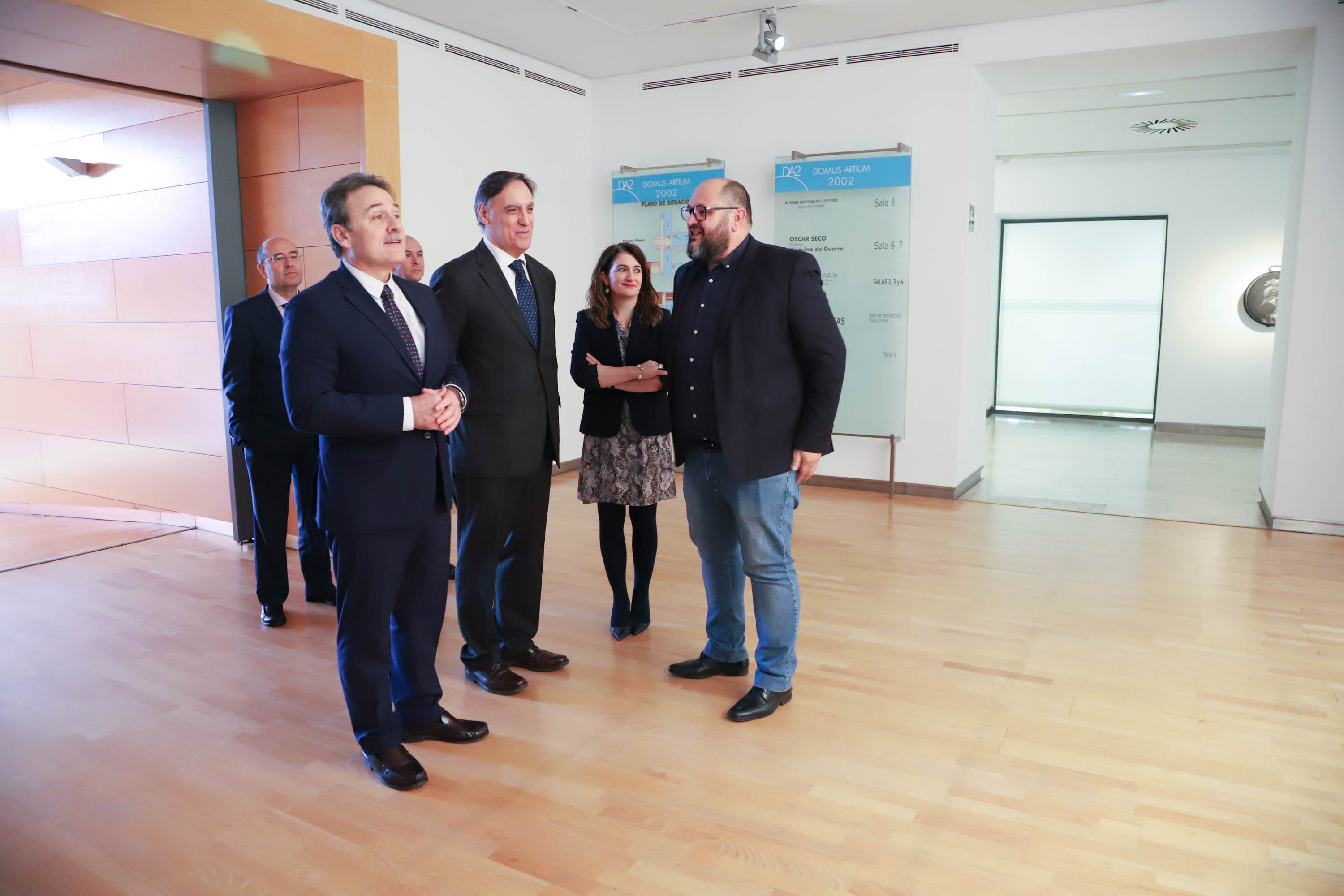 El embajador de Cuba visita la muestra de arte caribeño 'Un viaje de ida y vuelta' en el DA2 de Salamanca 