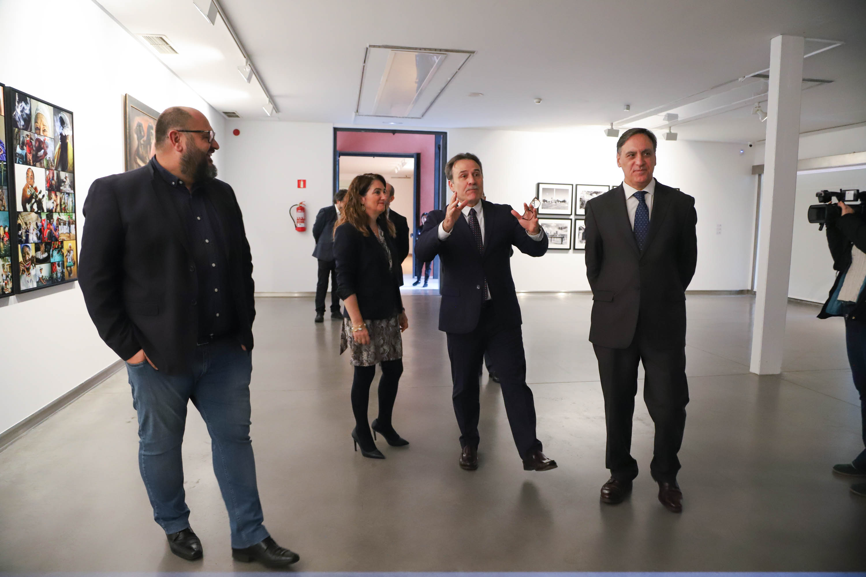 El embajador de Cuba visita la muestra de arte caribeño 'Un viaje de ida y vuelta' en el DA2 de Salamanca 