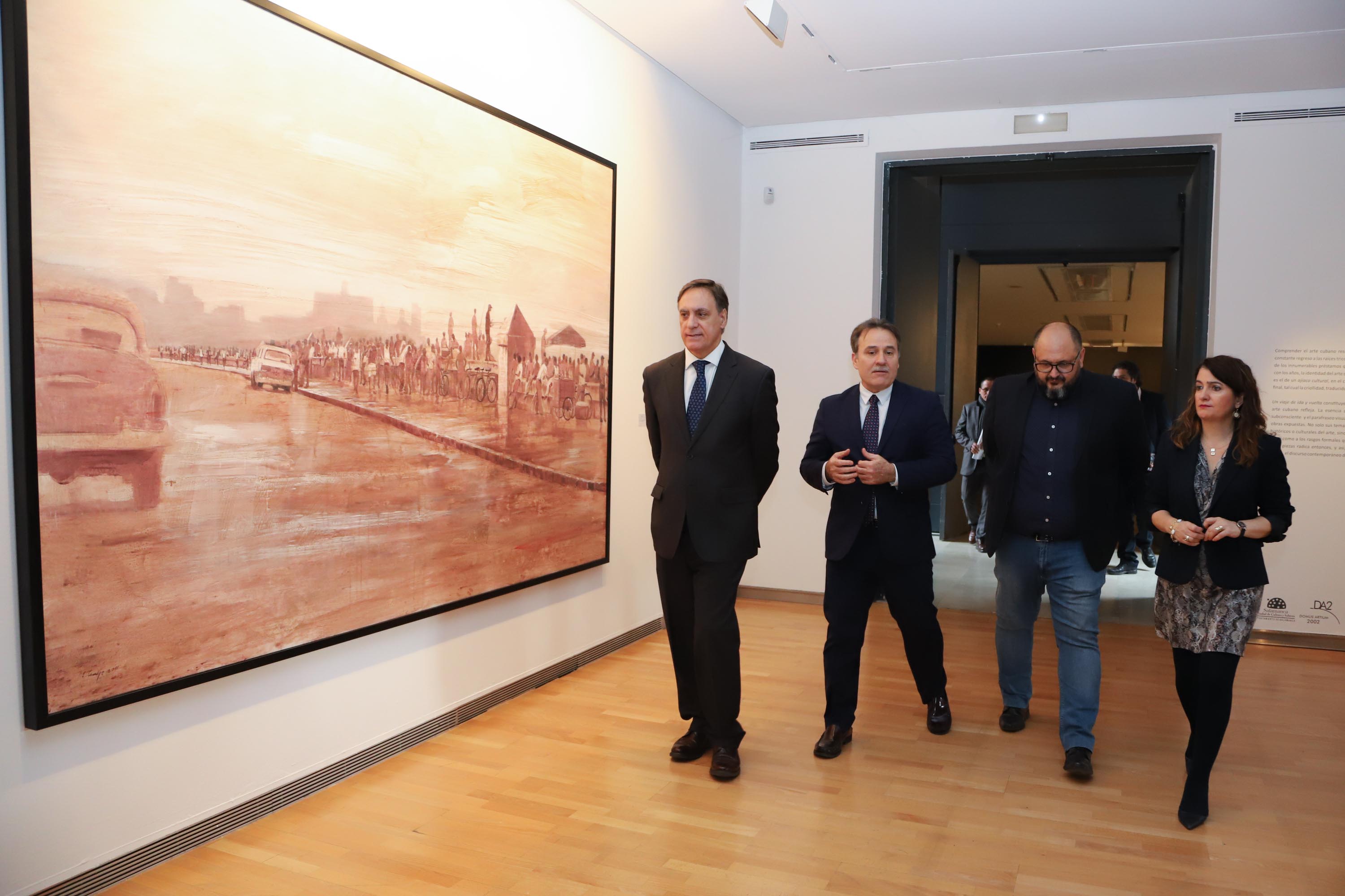 El embajador de Cuba visita la muestra de arte caribeño 'Un viaje de ida y vuelta' en el DA2 de Salamanca 