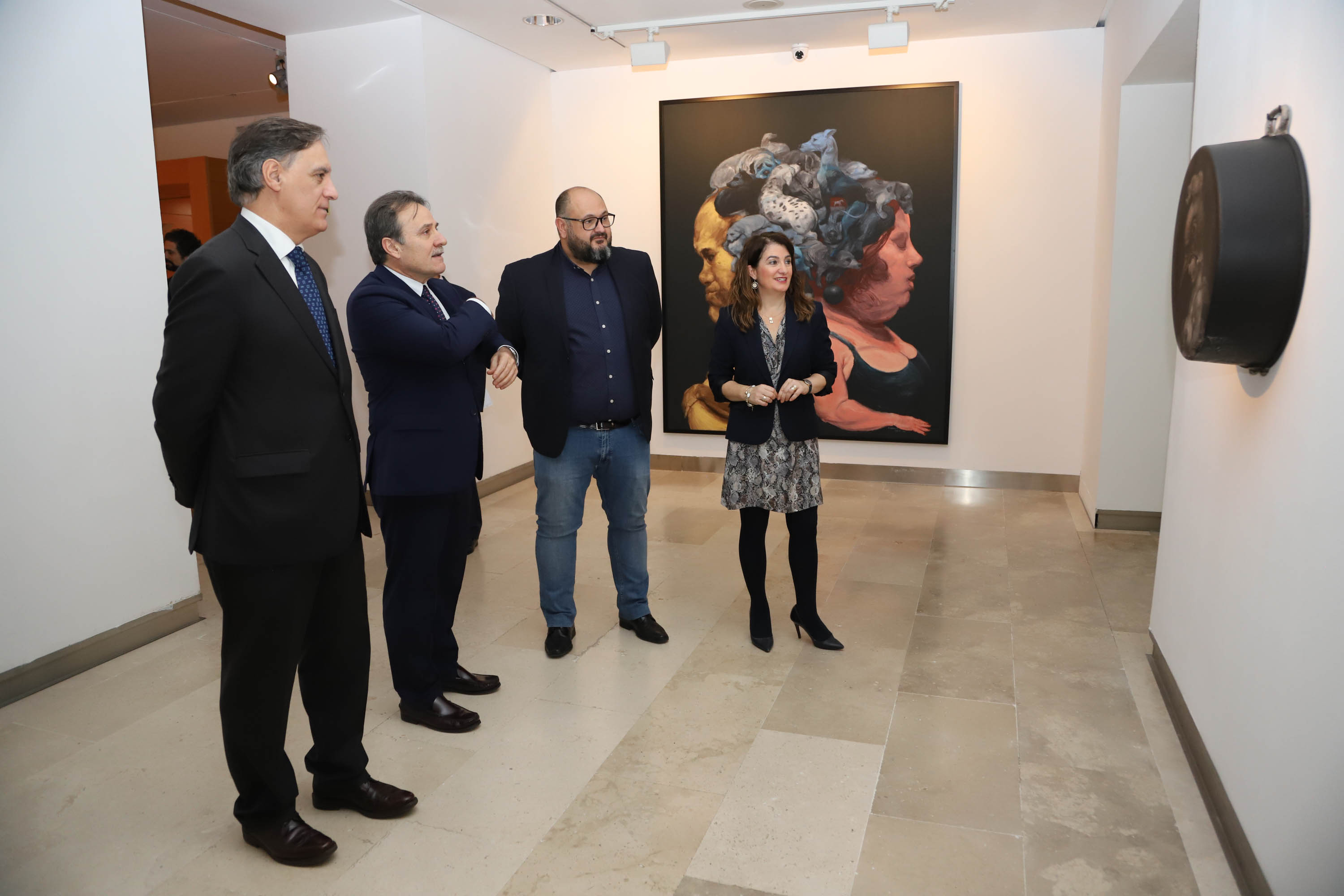 El embajador de Cuba visita la muestra de arte caribeño 'Un viaje de ida y vuelta' en el DA2 de Salamanca 