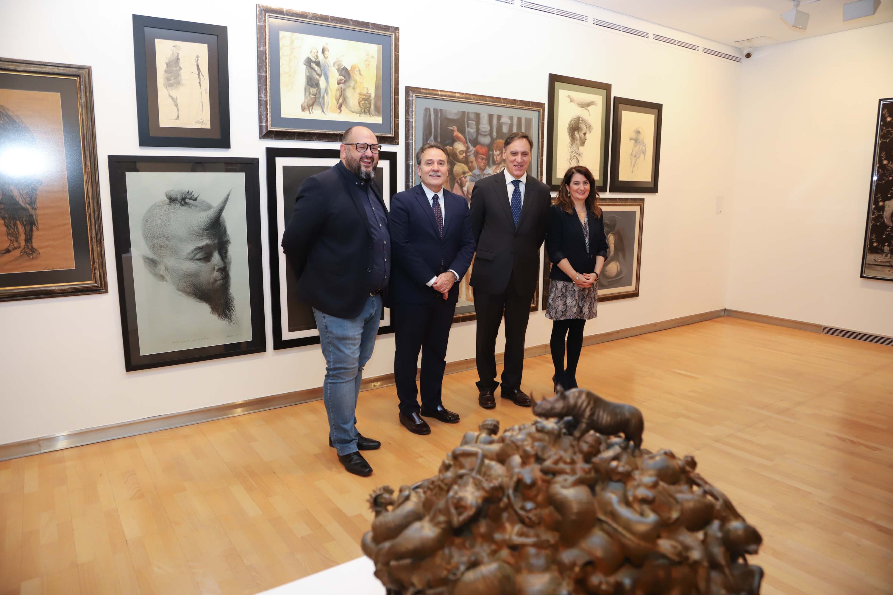 El embajador de Cuba visita la muestra de arte caribeño 'Un viaje de ida y vuelta' en el DA2 de Salamanca 