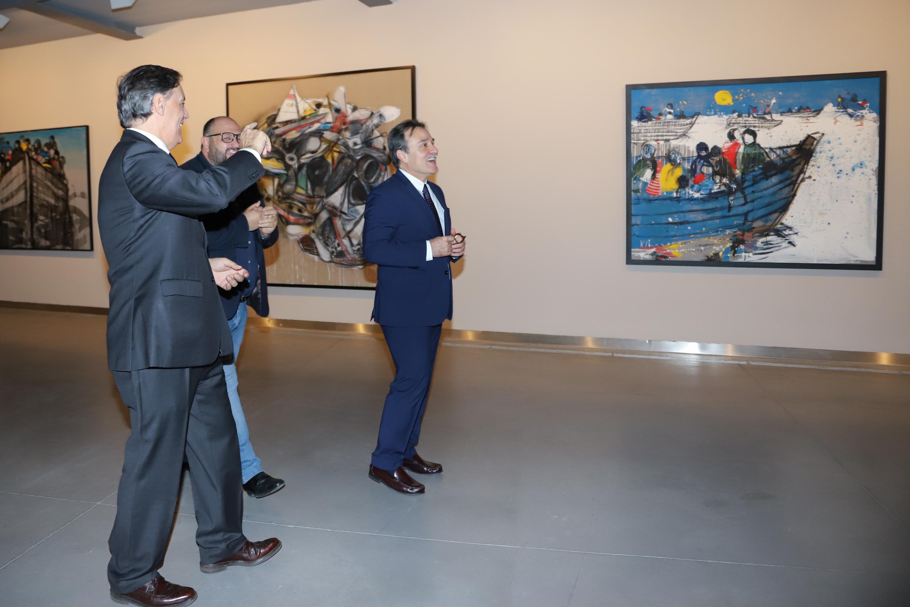 El embajador de Cuba visita la muestra de arte caribeño 'Un viaje de ida y vuelta' en el DA2 de Salamanca 