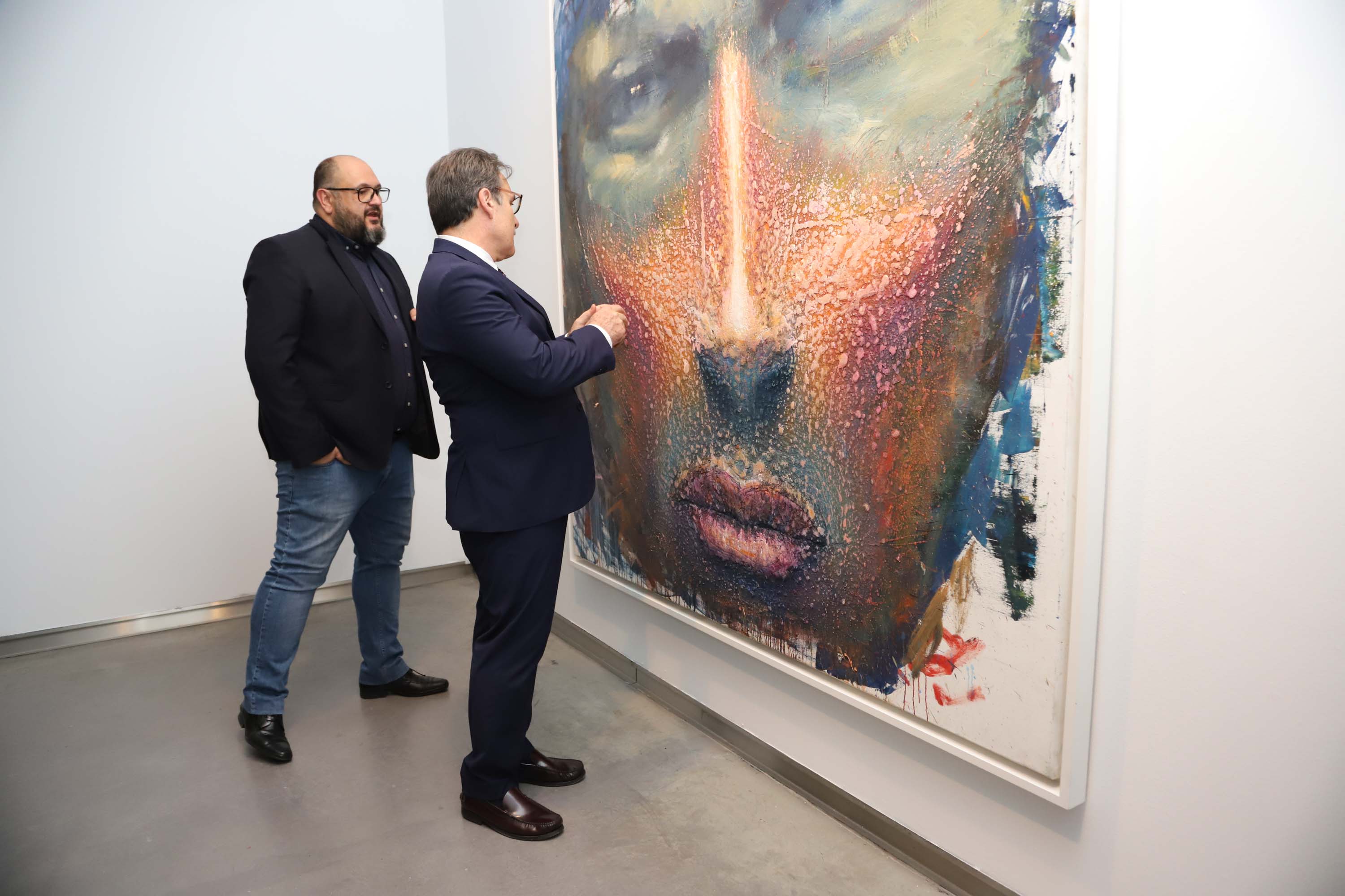 El embajador de Cuba visita la muestra de arte caribeño 'Un viaje de ida y vuelta' en el DA2 de Salamanca 