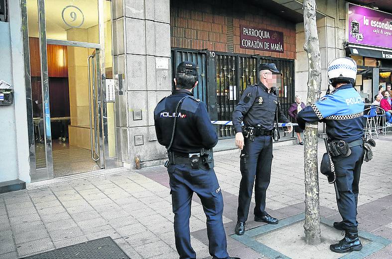 Precinto policial ante el número 9 de la Circular el día del crimen. 