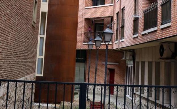 Cajón exterior en el patio de la Plaza del Viejo Coso, en donde se ha colocado uno de los cinco ascensores. 