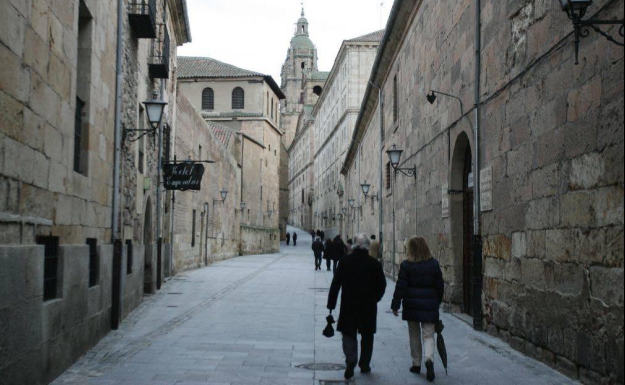 Viandantes por una desértica calle Compañía de Salamanca. 