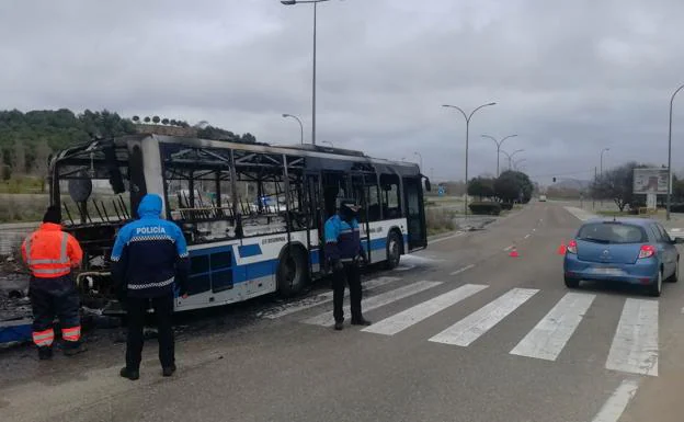 La Policía de Valladolid junto al autobús que ha ardido. 