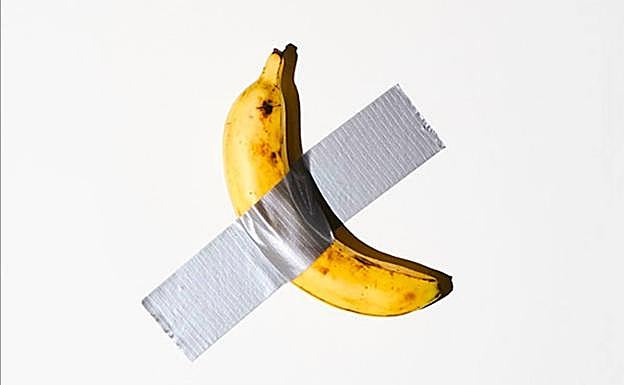 Plátano pegado a la pared expuesto en la última Arta Basel de Miami.