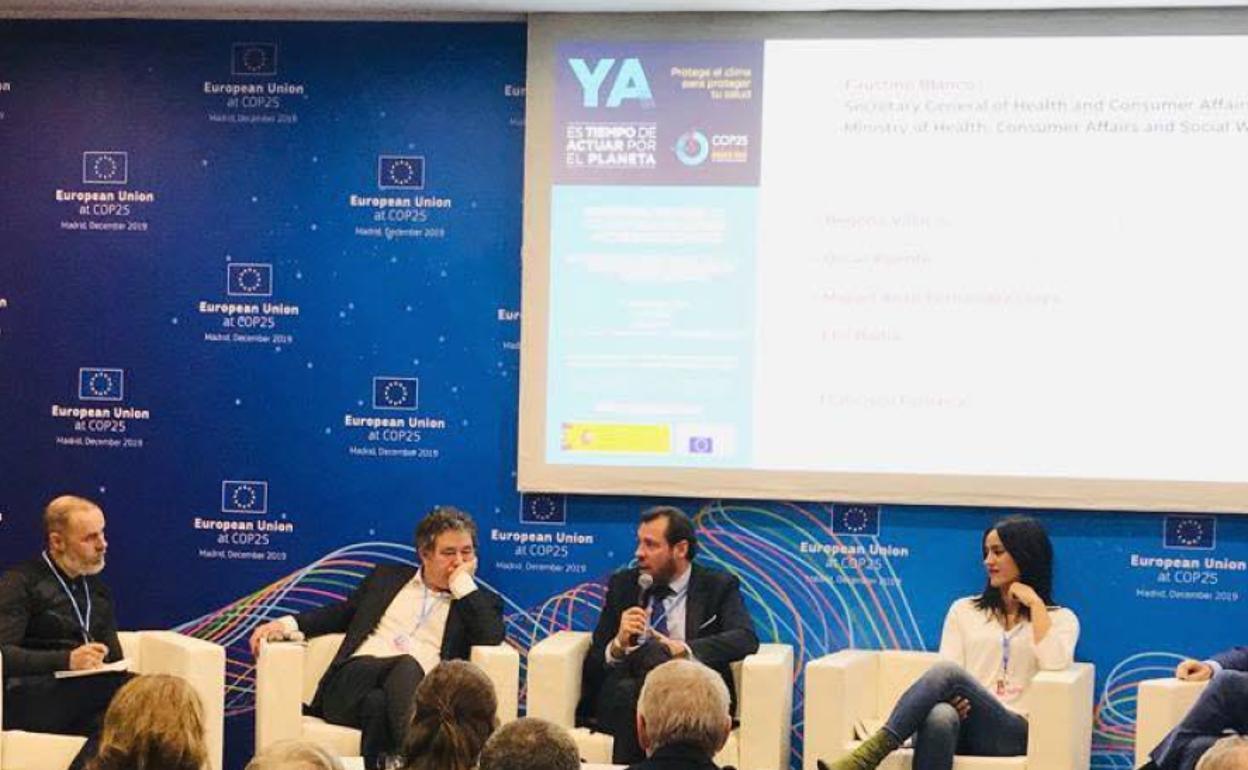 El alcalde de Valladolid, Óscar Puente, durante una de sus intervenciones durante una mesa redonda de la cumbre del clima COP25 de Madrid.