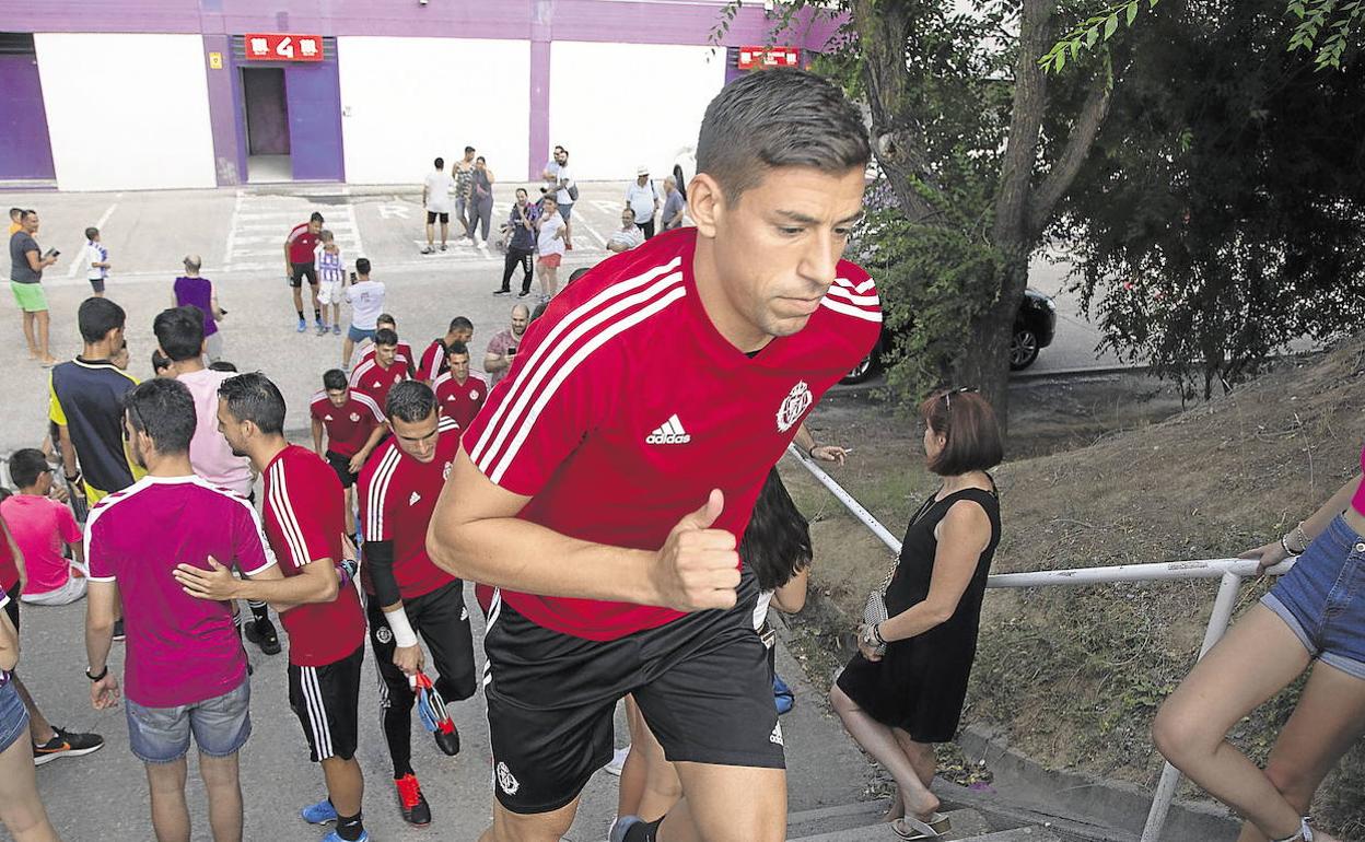 Rubén Alcaraz accede por las escaleras a los Anexos. 