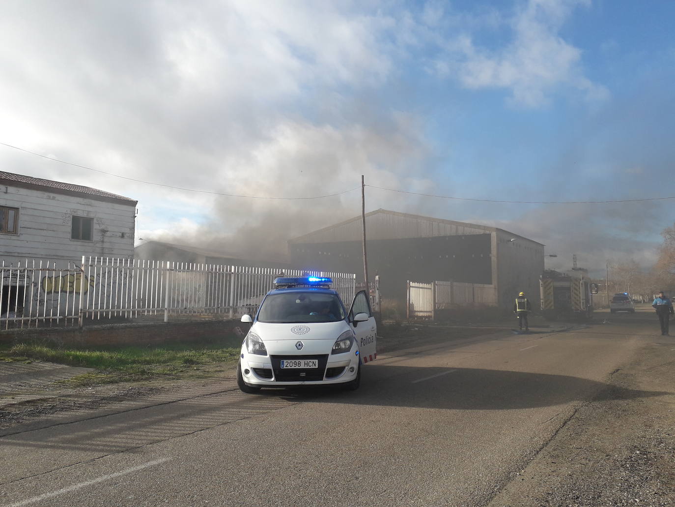 El fuego se ha originado en una nave de la calle Costa, perpendicular al Camino Viejo de Simancas. 