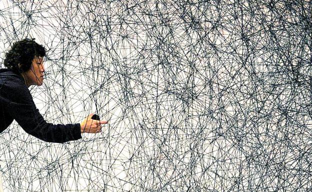 Chiharu Shiota ultima una de sus instalaciones en la Galería Nieves Fernández en 2010.