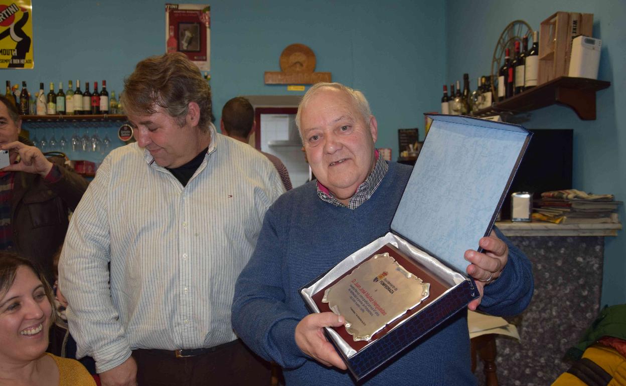 Juan José Muñoz recibe una placa en su homenaje en Fompedraza 