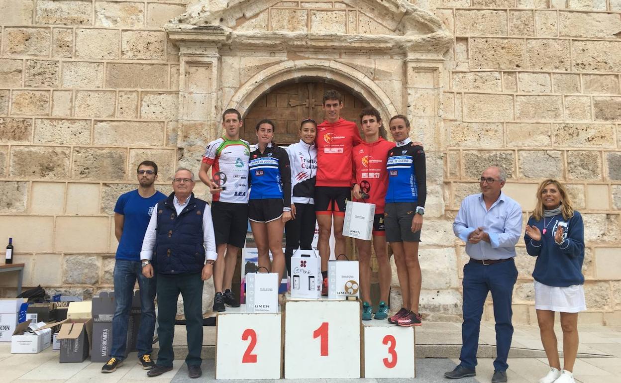 Algunos de los atletas que serán premiados en la gala regional de triatlón, en el podio de una prueba..