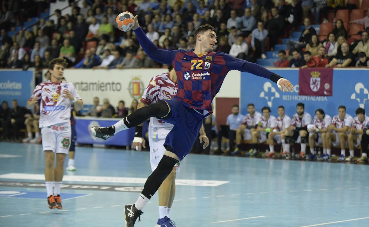 Ludovic Fabregas se dispone a lanzar a la portería leonesa. 