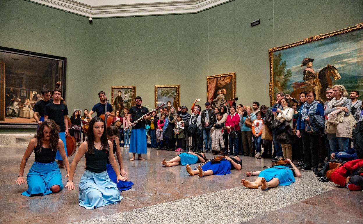 Performance del PIO, en la sala de 'Las Meninas'. 