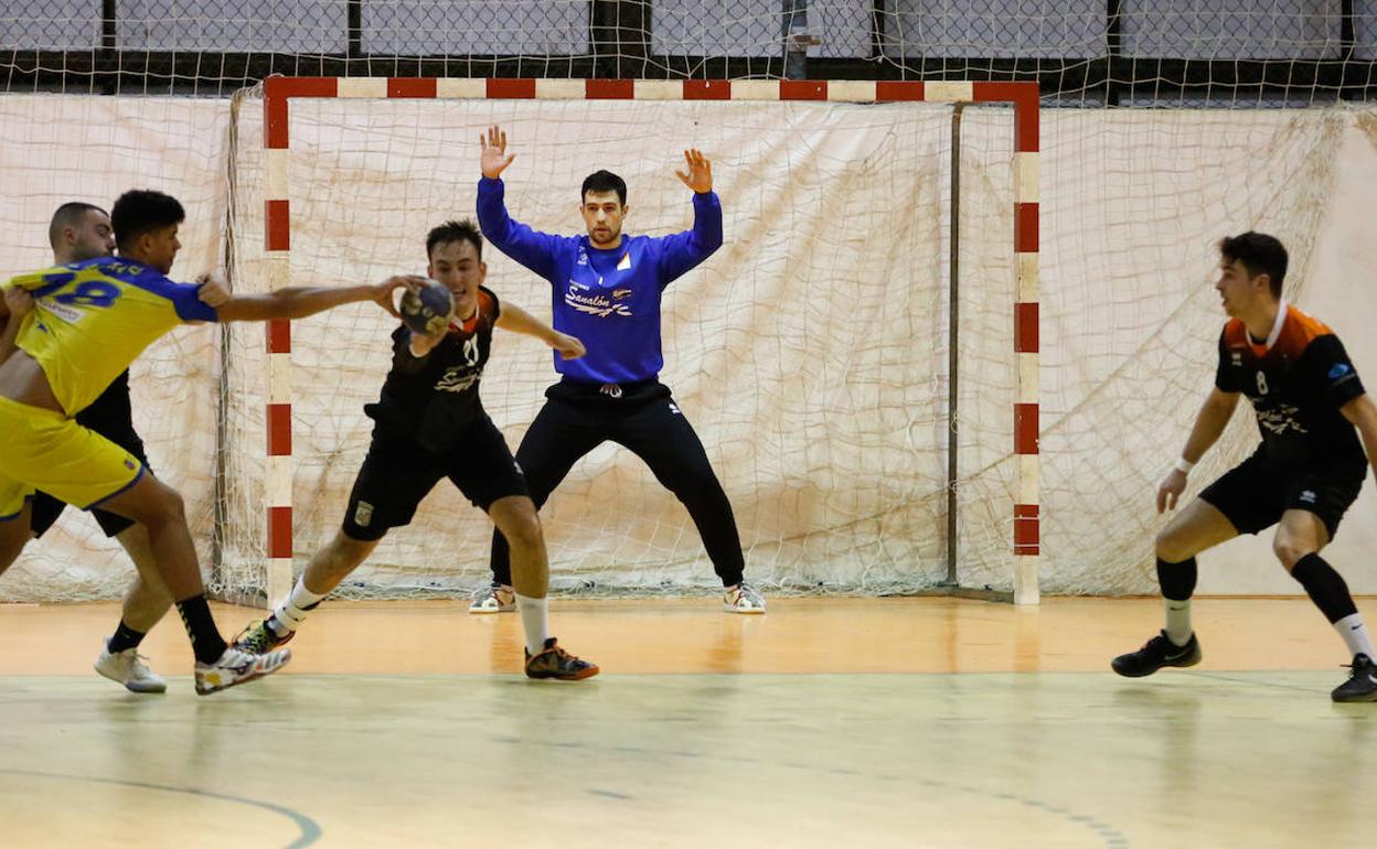 Una acción del último partido en casa del BM Salamanca. 