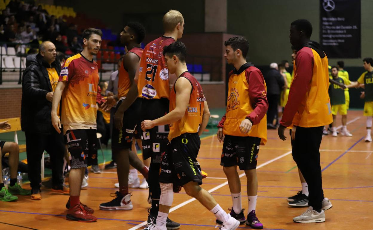 Los jugadores de Aquimisa se dirigen a un tiempo muerto de su técnico. 