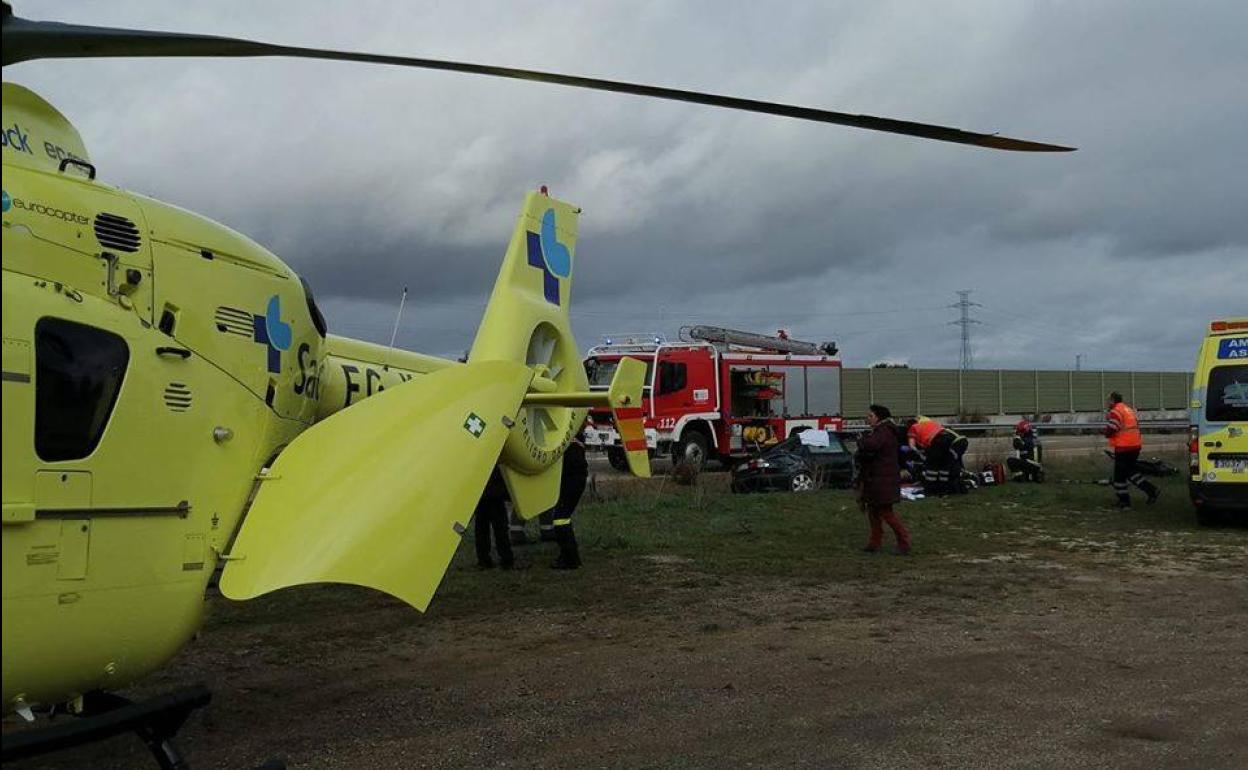 Bomberos y servicios sanitarios en el lugar del accidente.