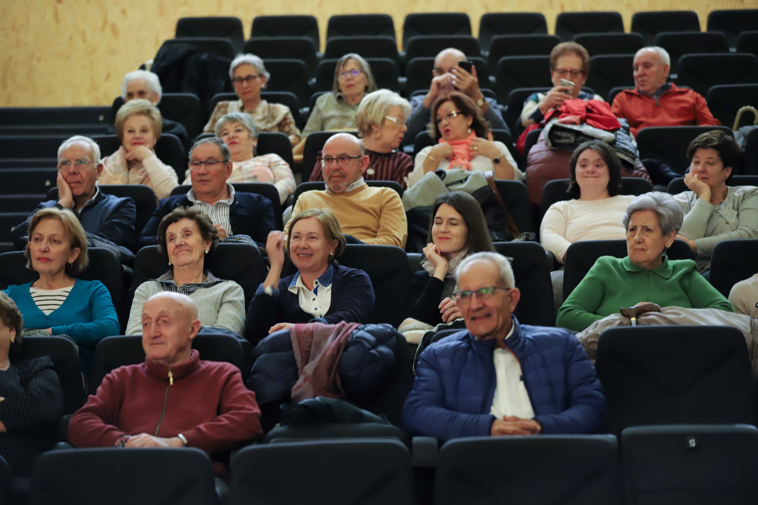 El centro municipal integrado Julián Sánchez El Charro acogió ayer un festival solidario, cuyo propósito fue la recaudación de donativos a favor de la Asociación de Familiares de Enfermos de Alzheimer. El festival incluyó las actuaciones de Aurora de Luna-Copla, Folclore Charro, la Escuela de Baile Anael y la Tuna de Medicina. 