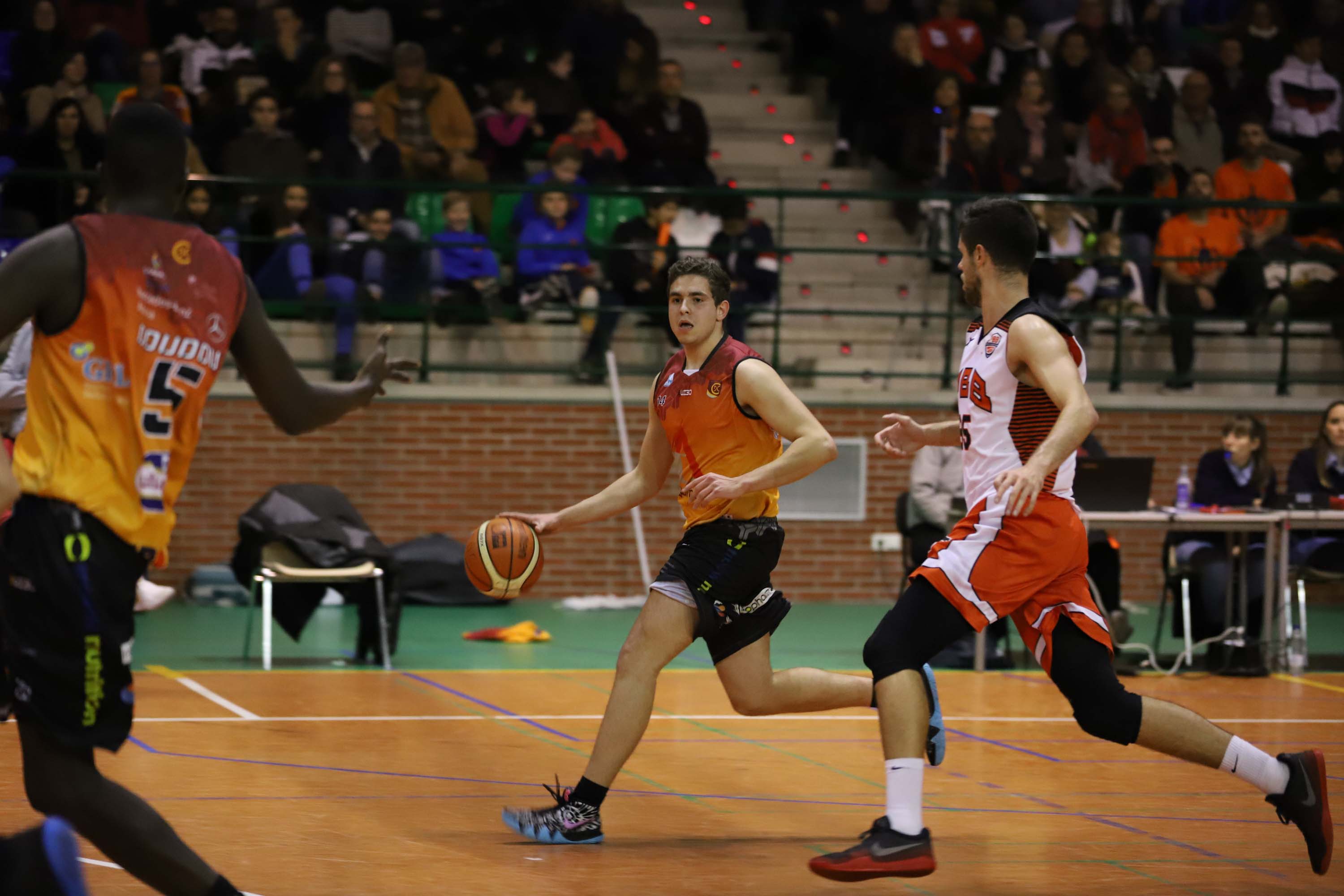 El equipo salmantino es líder invicto tras lograr su décima victoria. 