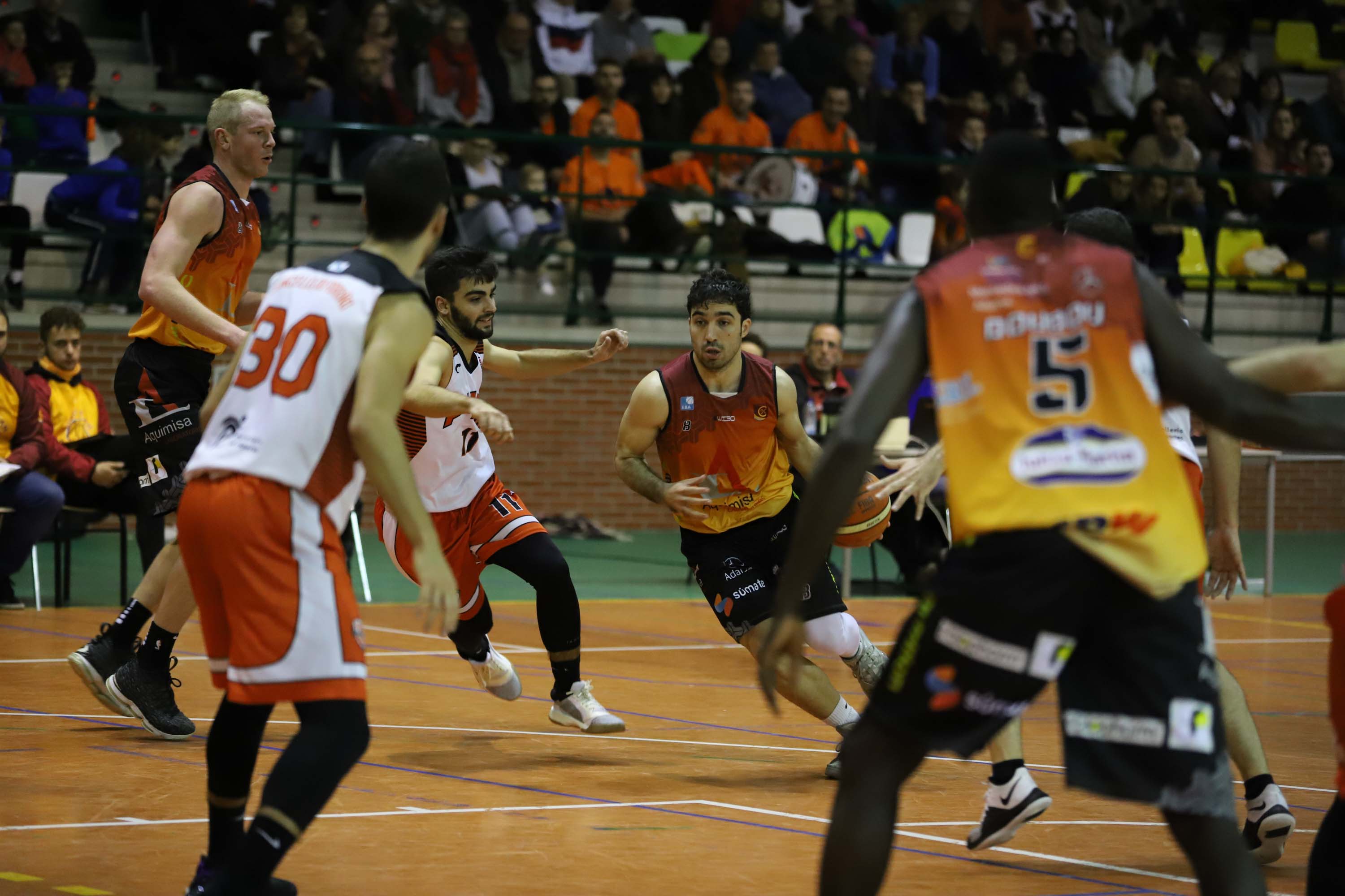 El equipo salmantino es líder invicto tras lograr su décima victoria. 