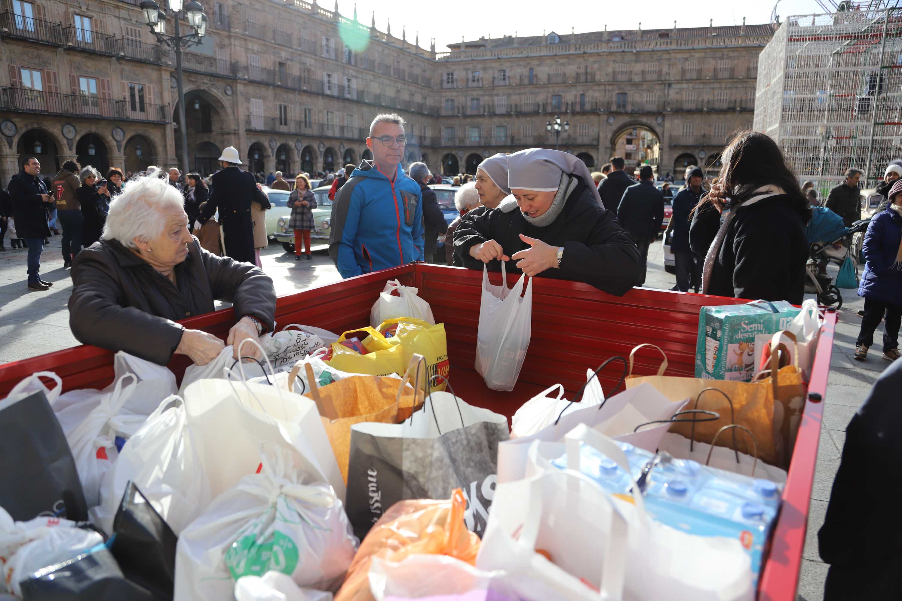 Fotos: El Día del Guardia Urbano congrega a 170 vehículos antiguos