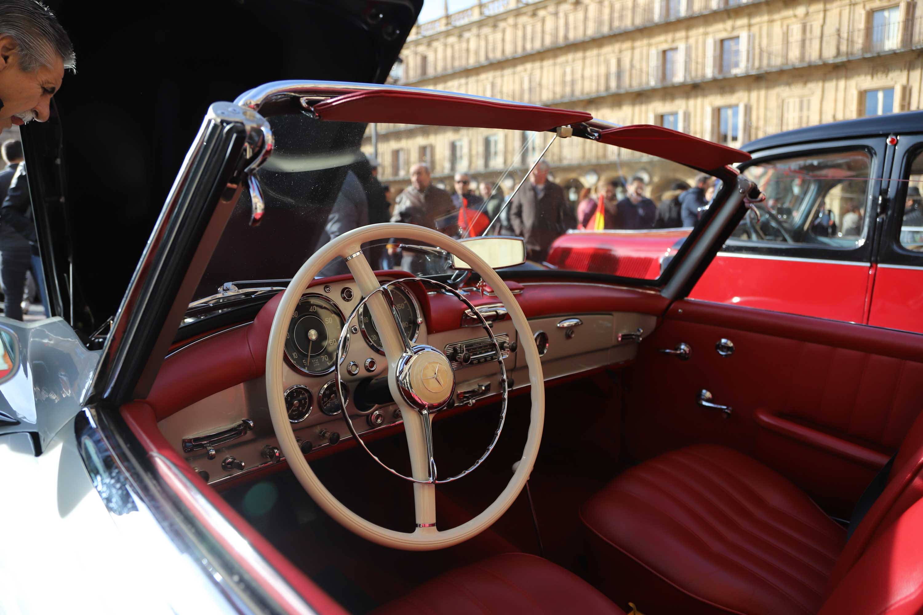 Fotos: El Día del Guardia Urbano congrega a 170 vehículos antiguos