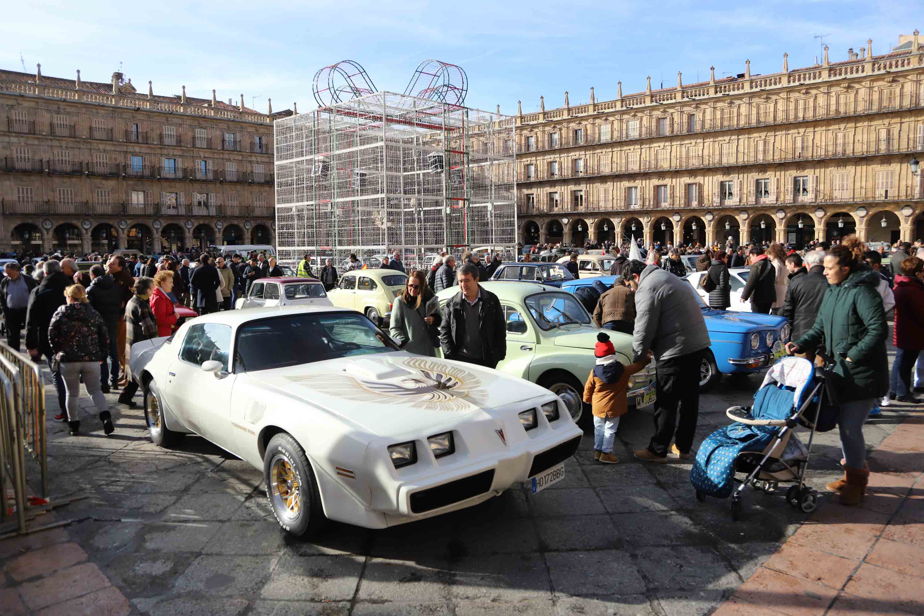Fotos: El Día del Guardia Urbano congrega a 170 vehículos antiguos