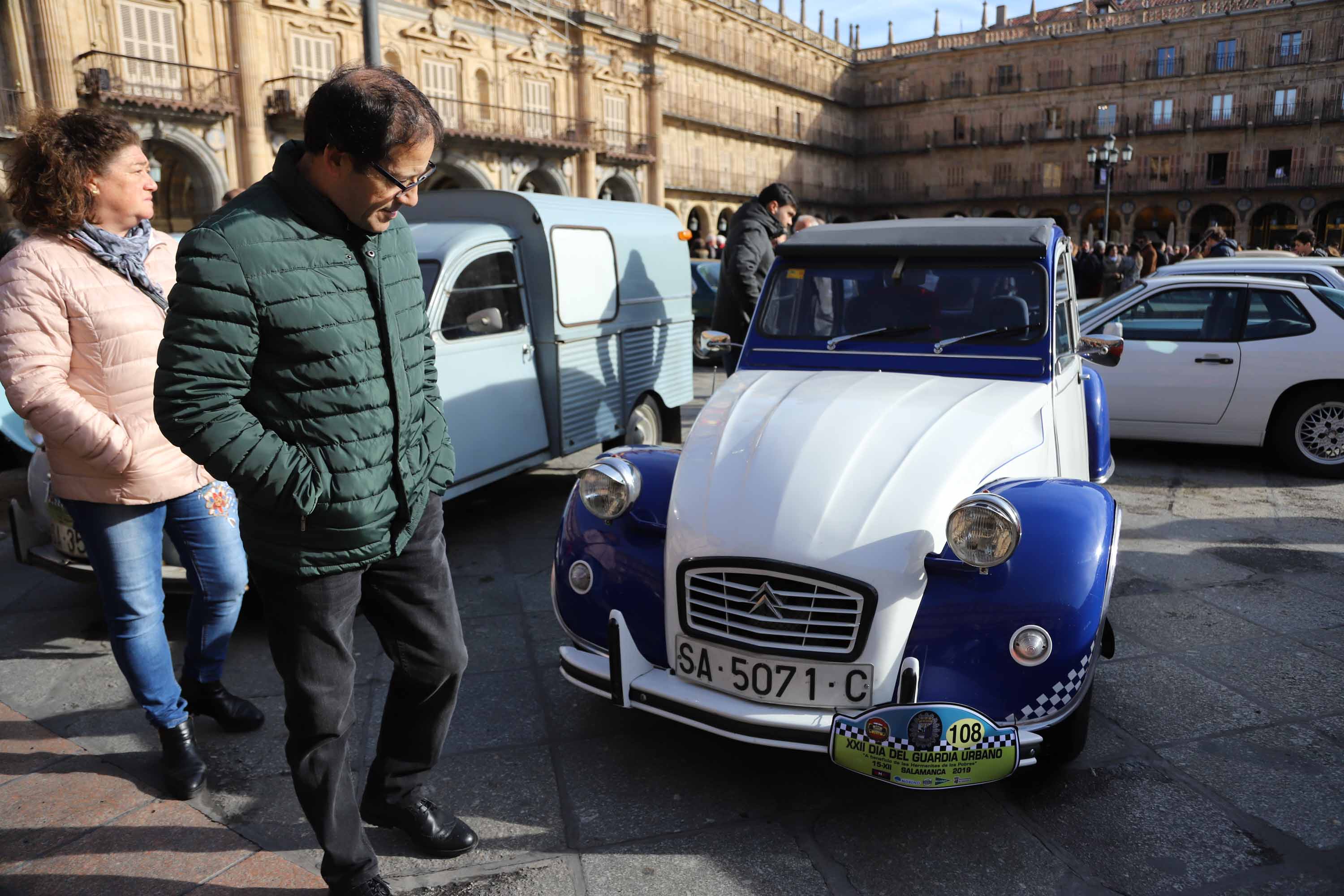 Fotos: El Día del Guardia Urbano congrega a 170 vehículos antiguos