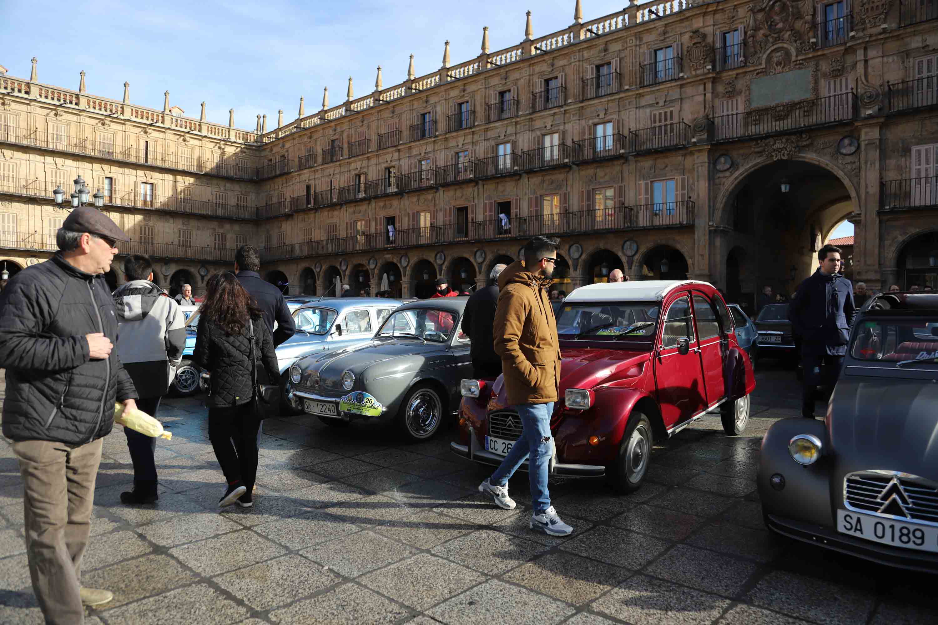 Fotos: El Día del Guardia Urbano congrega a 170 vehículos antiguos
