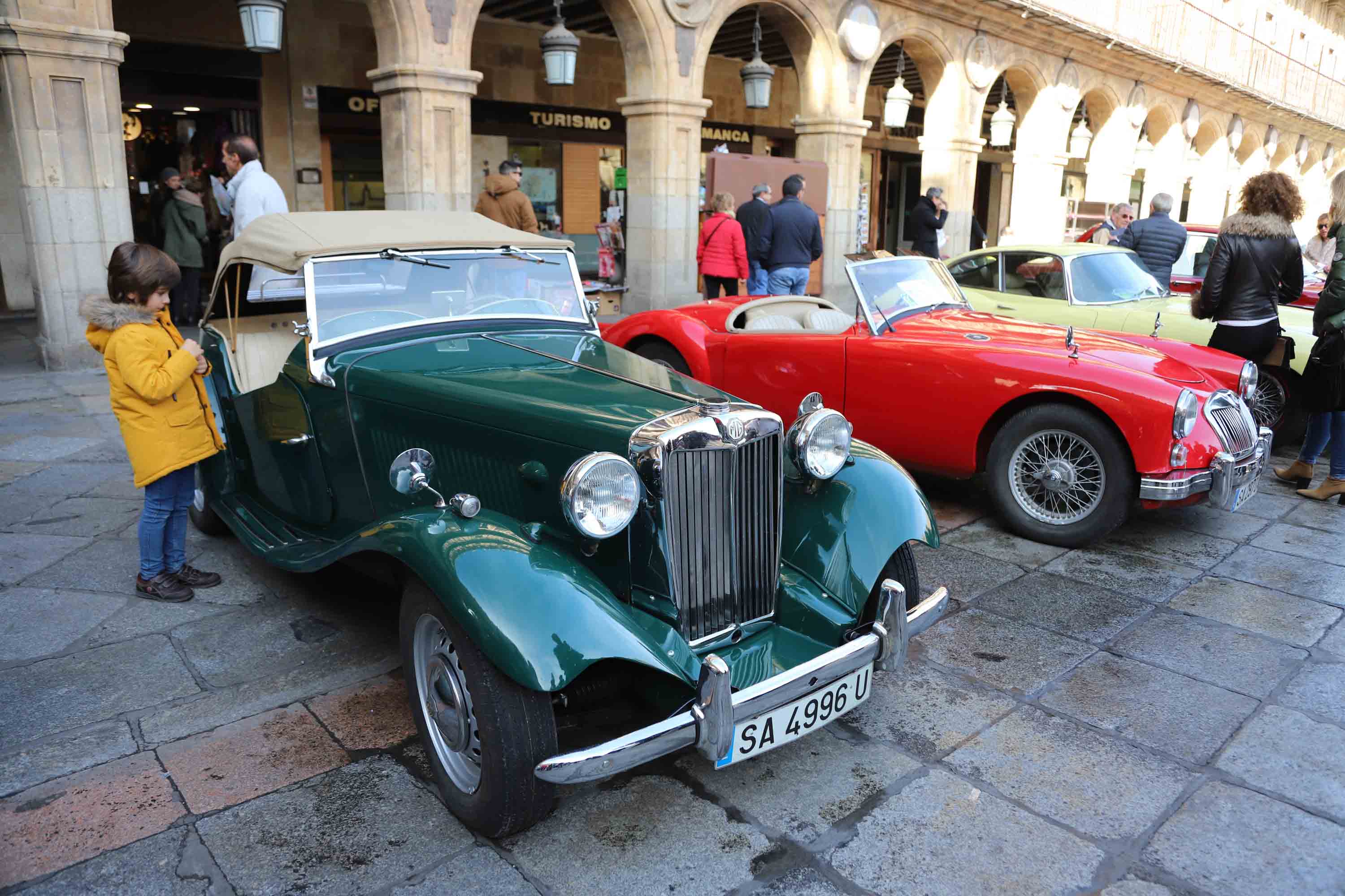 Fotos: El Día del Guardia Urbano congrega a 170 vehículos antiguos