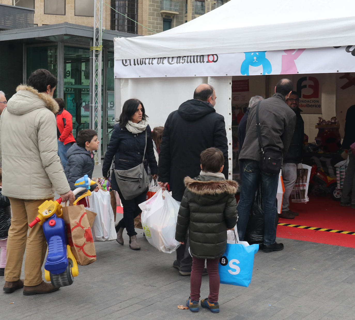 Esta iniciativa, organizada por El Norte de Castilla, con la ayuda del Ayuntamiento de Valladolid, la Fundación Ambuibérica, la Fundación Michelin y MediaMarkt como patrocinadores, donará los juguetes, libros y cuentos recogidos, que pueden ser nuevos o usados a los niños de Valladolid de la mano de la asociación 'Por un Futuro Castilla y León' y en el Sáhara, con la colaboración de la Media Luna Roja Saharaui.