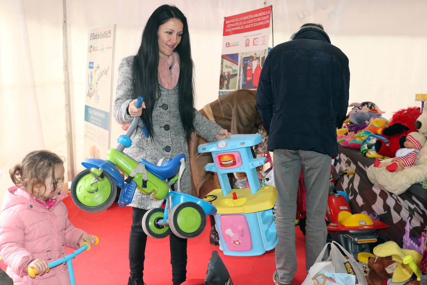 Esta iniciativa, organizada por El Norte de Castilla, con la ayuda del Ayuntamiento de Valladolid, la Fundación Ambuibérica, la Fundación Michelin y MediaMarkt como patrocinadores, donará los juguetes, libros y cuentos recogidos, que pueden ser nuevos o usados a los niños de Valladolid de la mano de la asociación 'Por un Futuro Castilla y León' y en el Sáhara, con la colaboración de la Media Luna Roja Saharaui.