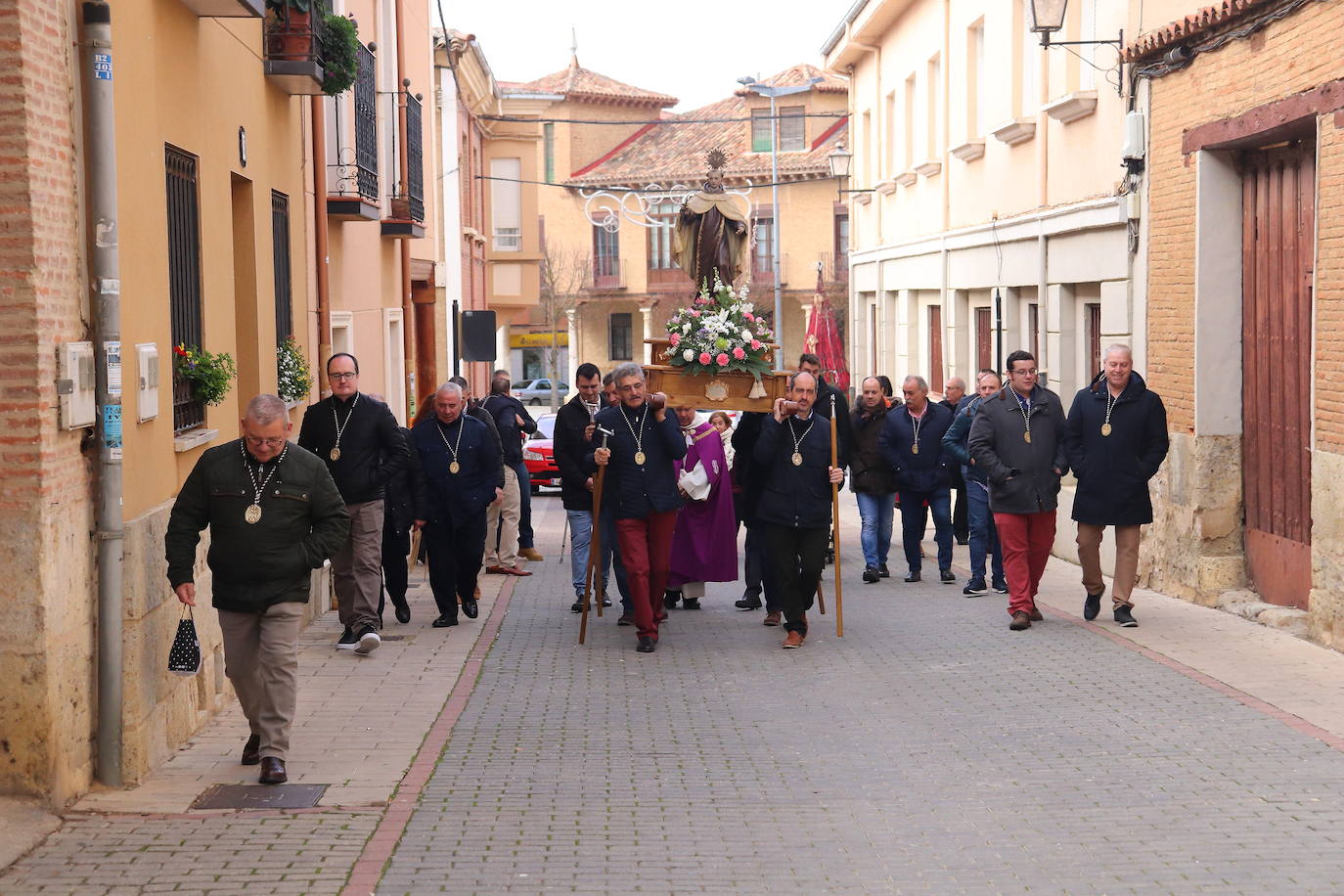 La cofradía de San Juan de la Cruz de Medina de Rioseco ha vuelto a celebrar este domingo la festividad de su santo titular, cuya imagen del siglo XVIII (custodiada en la iglesia del convento del Carmen) salió de nuevo a la calle después de que laprocesión fuera recuperada hace dos años.