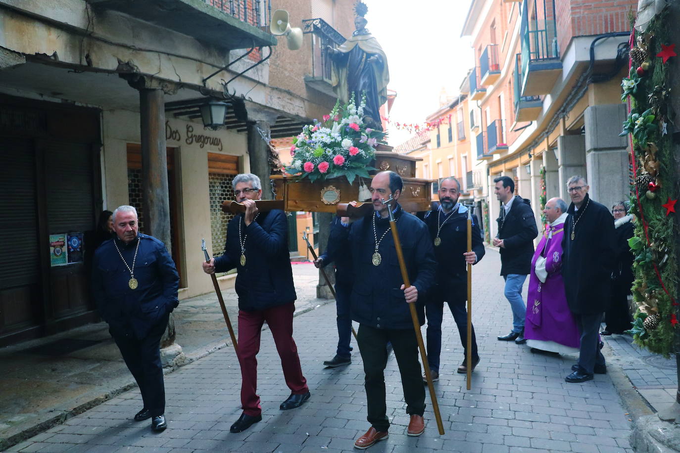 La cofradía de San Juan de la Cruz de Medina de Rioseco ha vuelto a celebrar este domingo la festividad de su santo titular, cuya imagen del siglo XVIII (custodiada en la iglesia del convento del Carmen) salió de nuevo a la calle después de que laprocesión fuera recuperada hace dos años.