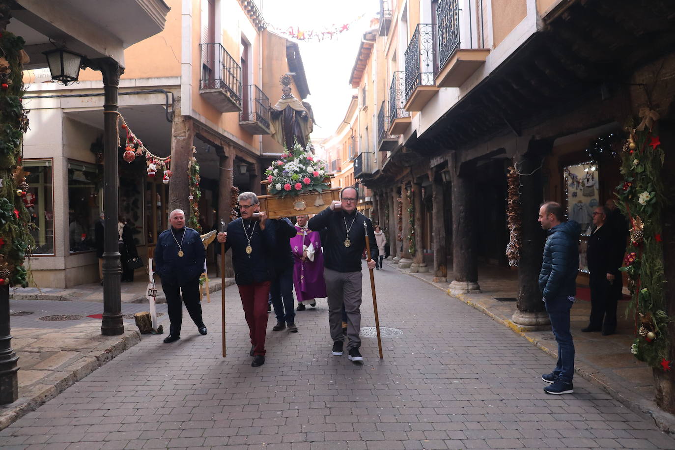 La cofradía de San Juan de la Cruz de Medina de Rioseco ha vuelto a celebrar este domingo la festividad de su santo titular, cuya imagen del siglo XVIII (custodiada en la iglesia del convento del Carmen) salió de nuevo a la calle después de que laprocesión fuera recuperada hace dos años.
