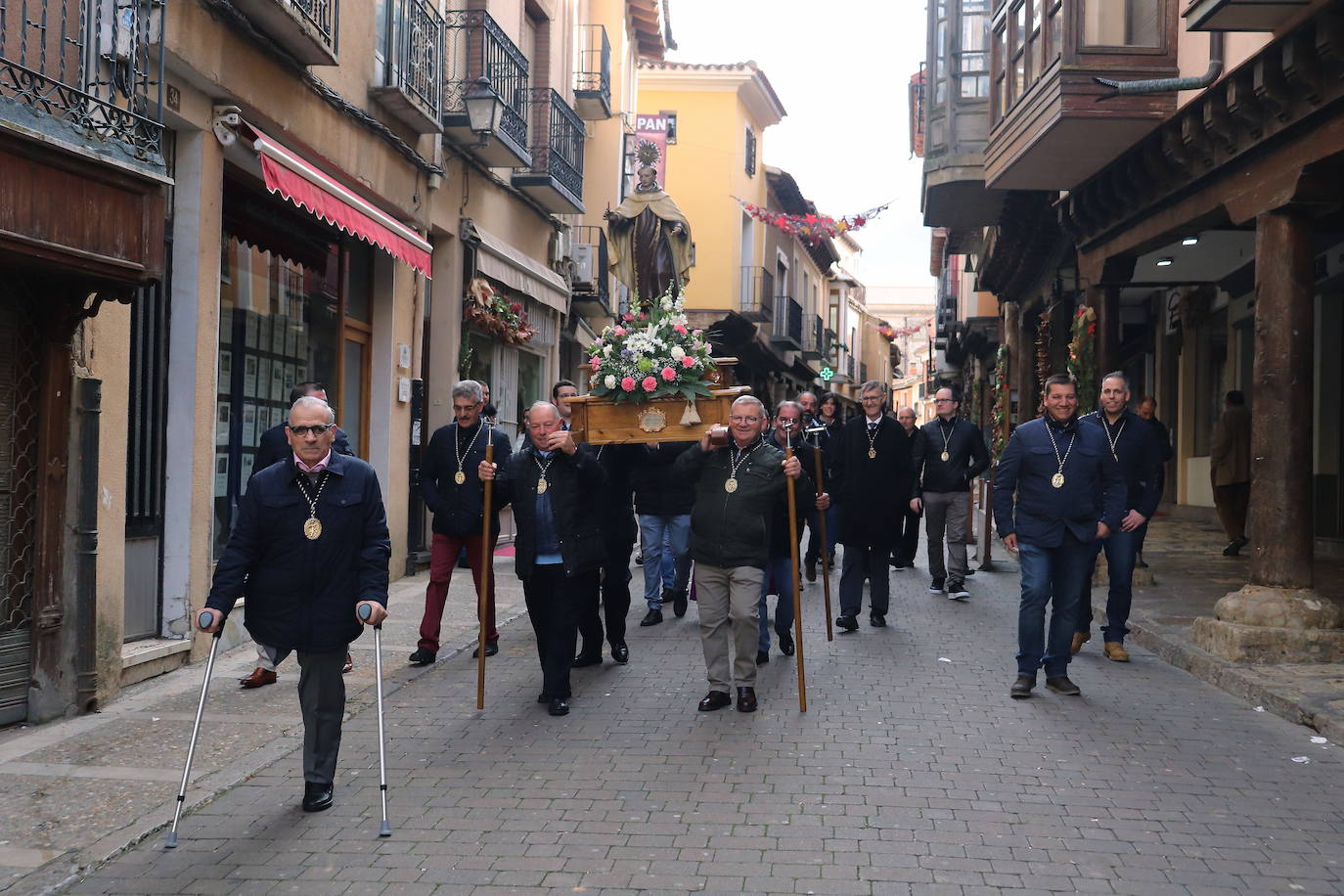 La cofradía de San Juan de la Cruz de Medina de Rioseco ha vuelto a celebrar este domingo la festividad de su santo titular, cuya imagen del siglo XVIII (custodiada en la iglesia del convento del Carmen) salió de nuevo a la calle después de que laprocesión fuera recuperada hace dos años.
