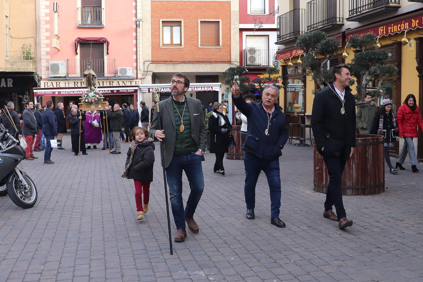 La cofradía de San Juan de la Cruz de Medina de Rioseco ha vuelto a celebrar este domingo la festividad de su santo titular, cuya imagen del siglo XVIII (custodiada en la iglesia del convento del Carmen) salió de nuevo a la calle después de que laprocesión fuera recuperada hace dos años.