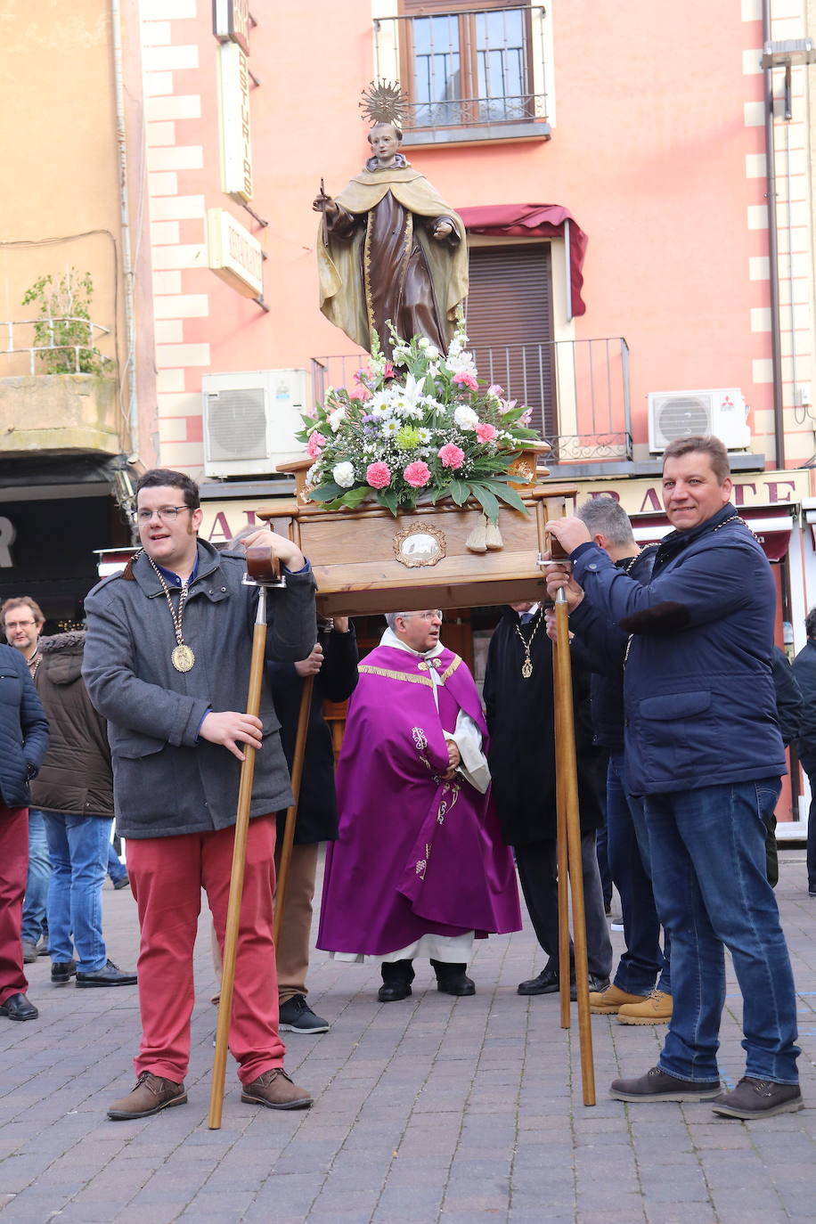 La cofradía de San Juan de la Cruz de Medina de Rioseco ha vuelto a celebrar este domingo la festividad de su santo titular, cuya imagen del siglo XVIII (custodiada en la iglesia del convento del Carmen) salió de nuevo a la calle después de que laprocesión fuera recuperada hace dos años.