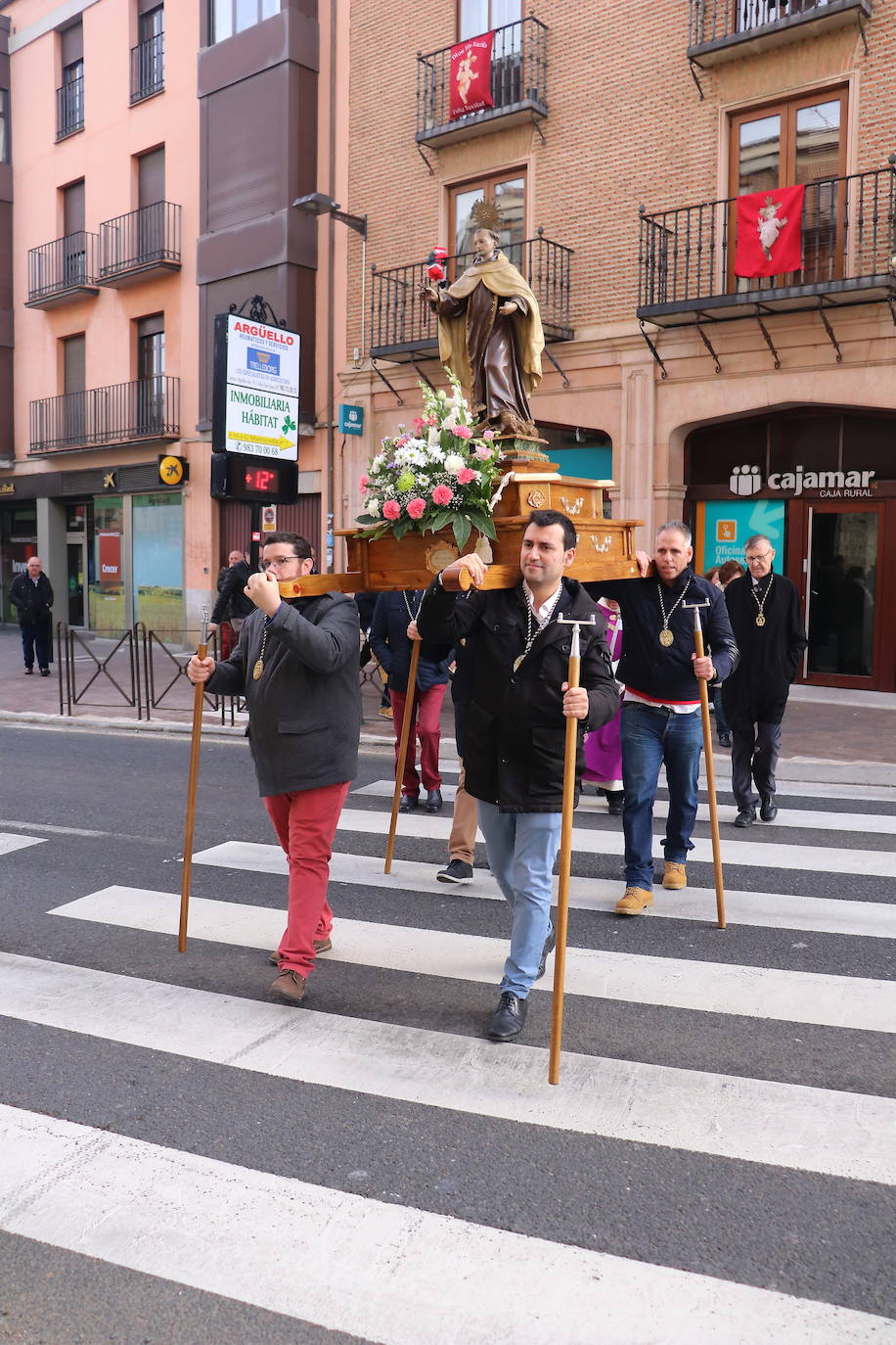 La cofradía de San Juan de la Cruz de Medina de Rioseco ha vuelto a celebrar este domingo la festividad de su santo titular, cuya imagen del siglo XVIII (custodiada en la iglesia del convento del Carmen) salió de nuevo a la calle después de que laprocesión fuera recuperada hace dos años.